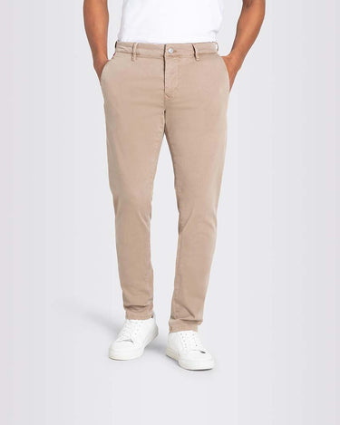 A person standing against a white background, wearing Mac Driver Pants Chino, Duneand white shoes.